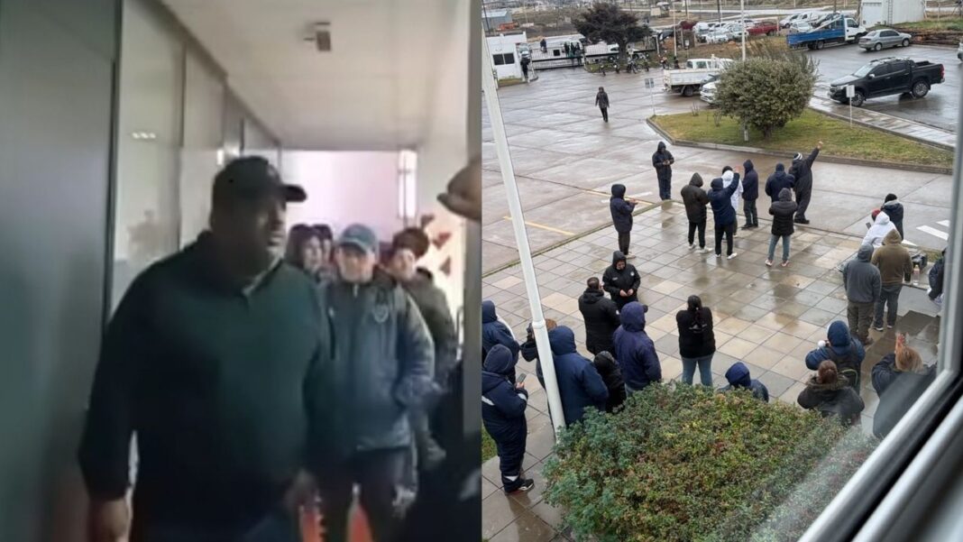 Trabajadores de la industria pesquera frente a la planta de Conarpesa en Puerto Madryn