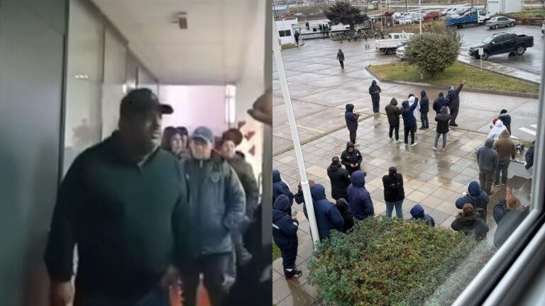 Trabajadores de la industria pesquera frente a la planta de Conarpesa en Puerto Madryn