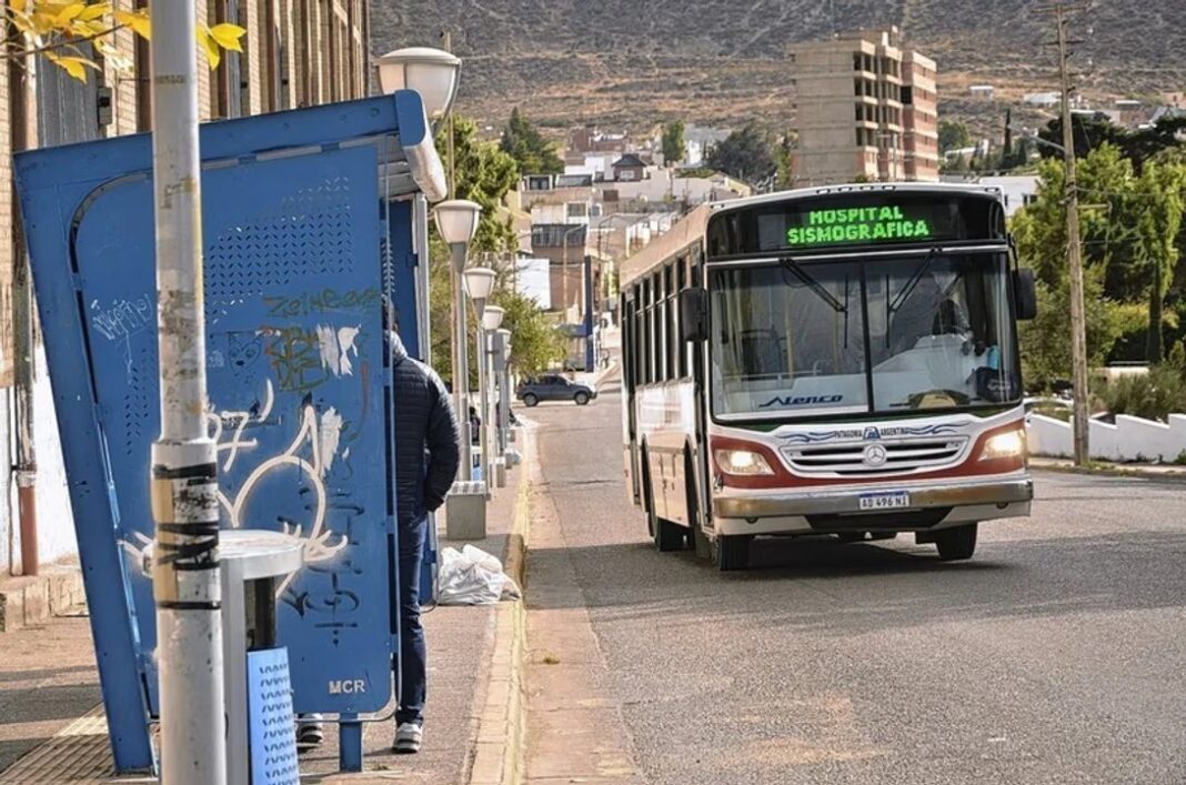 Colectivos detenidos en la terminal de Comodoro Rivadavia durante la asamblea de UTA