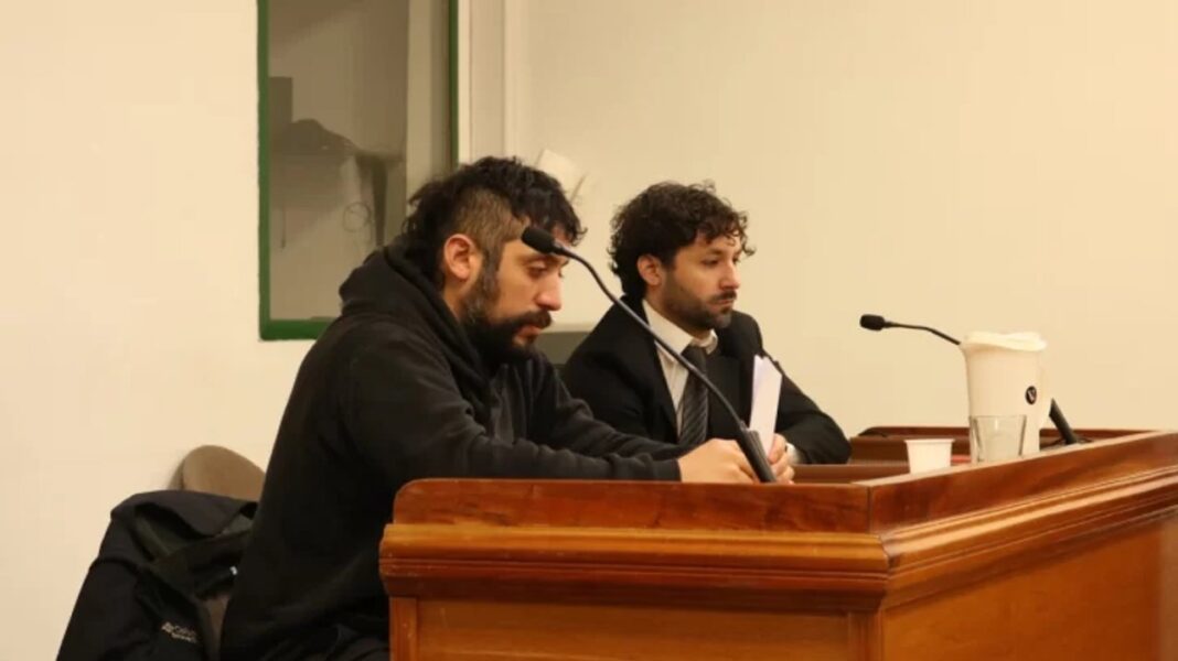 Fotografía de Manuel Castro, sobrino de Jorge Roña Castro, durante una audiencia judicial