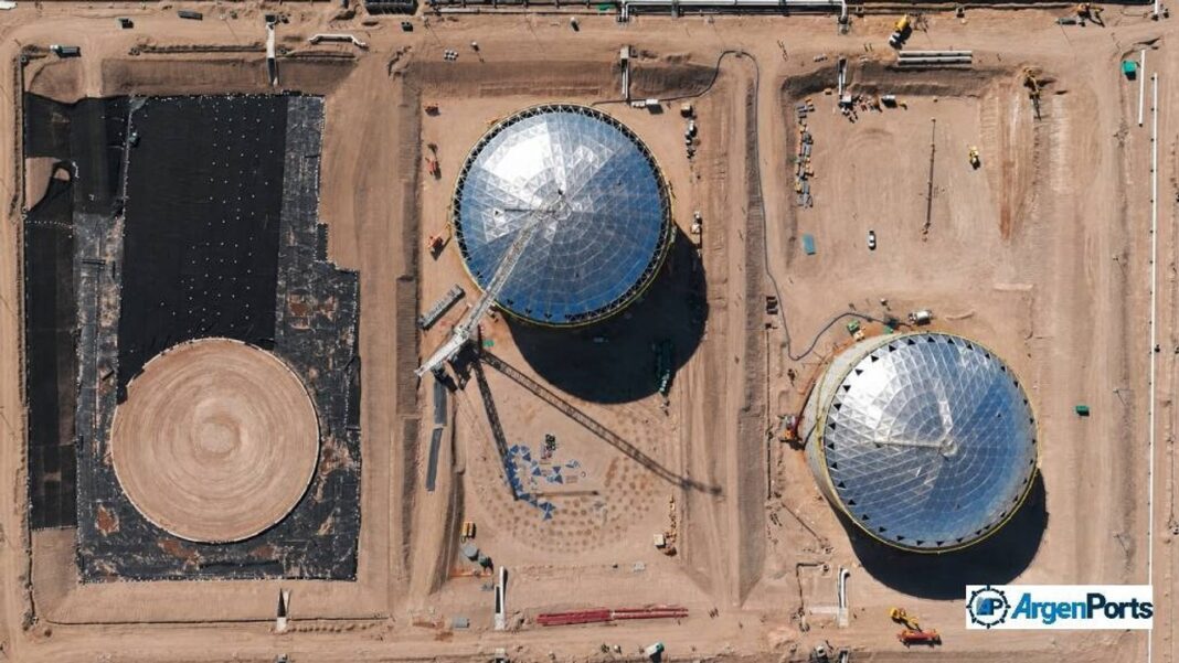 Tanques de almacenamiento de crudo del proyecto VMOS en Punta Colorada, Río Negro