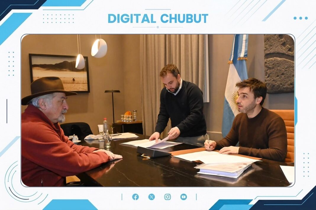 Firma del decreto para licitación del nuevo acueducto de Comodoro Rivadavia