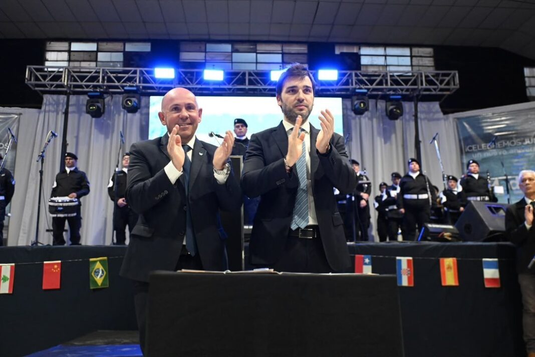 Firma de acta entre gobernador Torres e intendente Sastre en Puerto Madryn