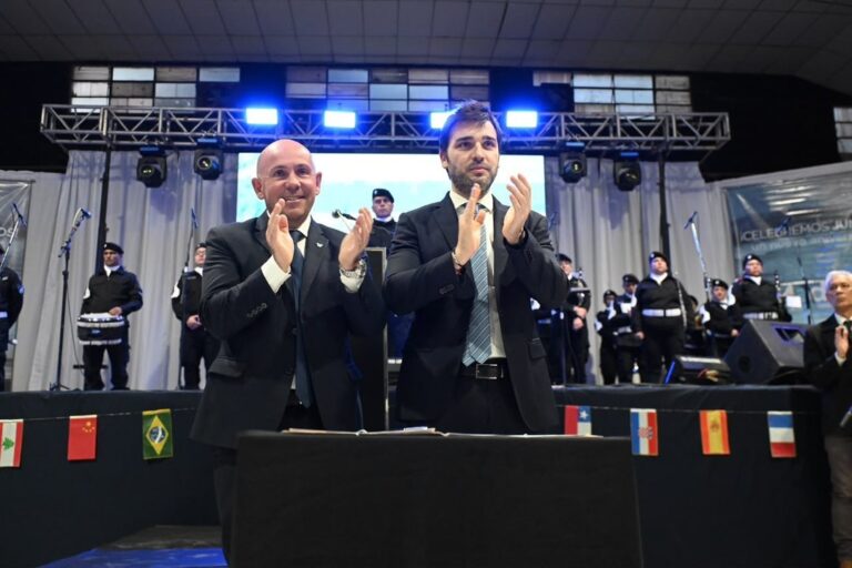 Firma de acta entre gobernador Torres e intendente Sastre en Puerto Madryn