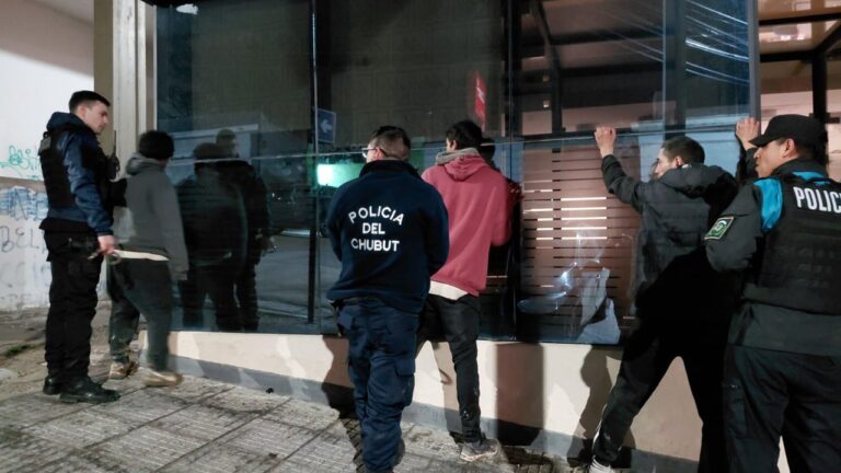 Puerta de acceso del comercio Mayorista Bombay en Comodoro Rivadavia