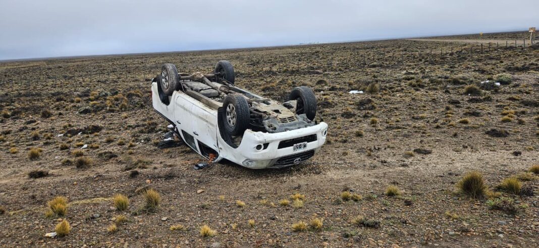 Vuelco de camioneta en Ruta Nacional 3, cerca de Pampa Salamanca