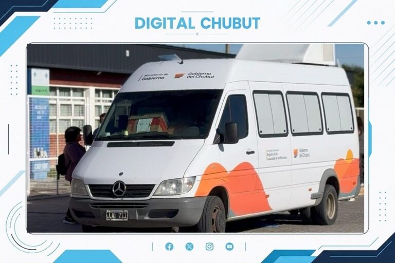 Unidad Móvil del Registro Civil del Chubut estacionada en una localidad