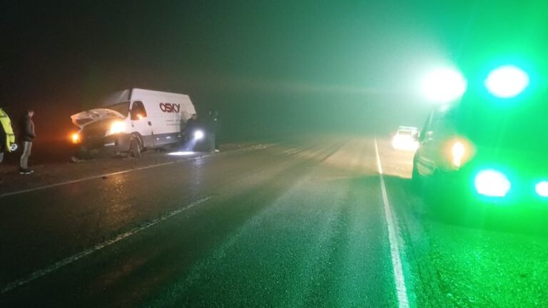 Utilitario atrapado en banquina por niebla y terreno inestable