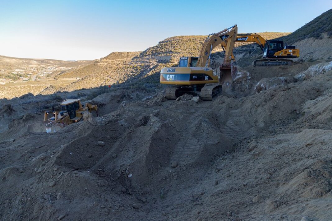 Maquinaria pesada trabajando en la ladera del cerro Hermitte, Comodoro Rivadavia