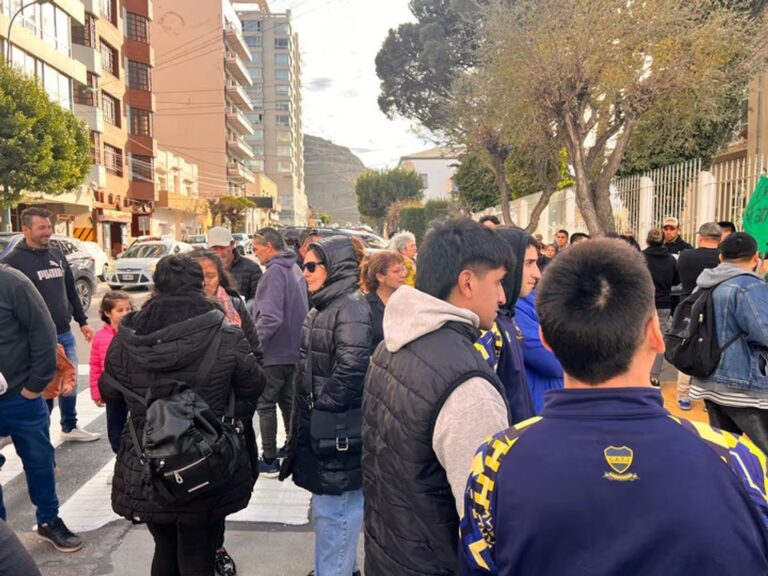 Vecinos del barrio Sismográfica en una reunión con funcionarios municipales