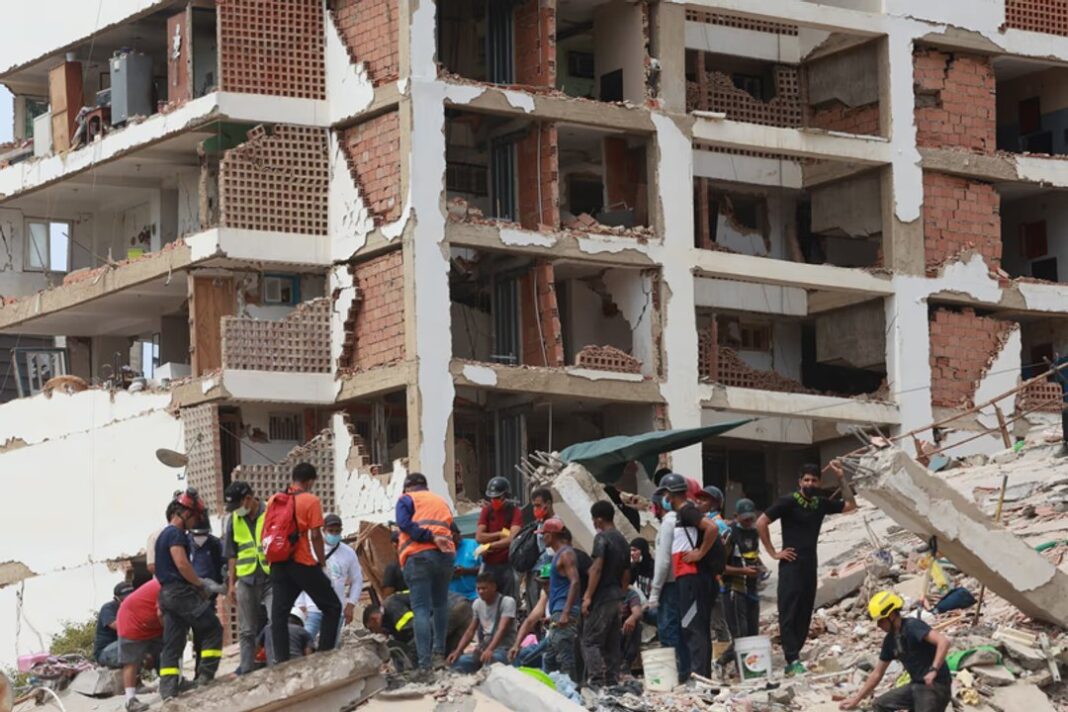 Equipos de rescate trabajan entre escombros tras sismos en Venezuela