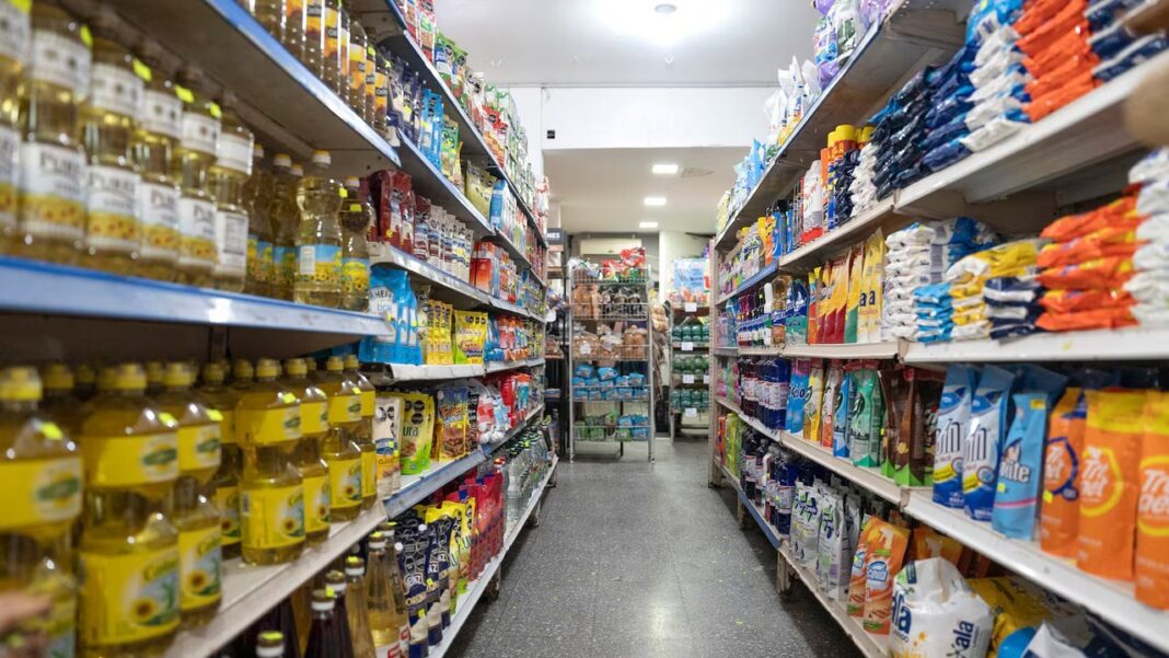 Góndolas de supermercado con productos