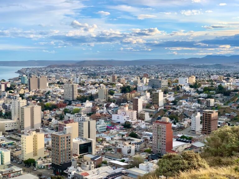 Vista de Comodoro Rivadavia con cielo nublado y viento
