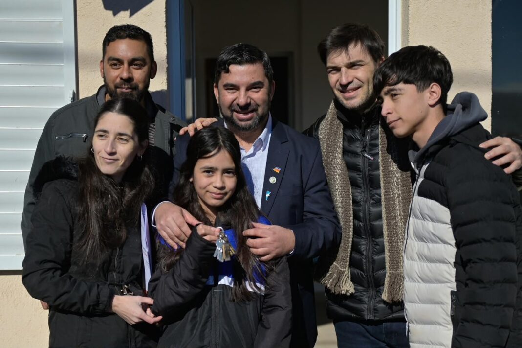 Entrega de viviendas en Río Mayo