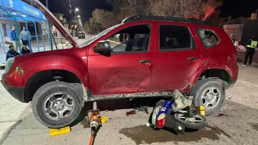 Moto debajo de una camioneta tras accidente en Playa Unión