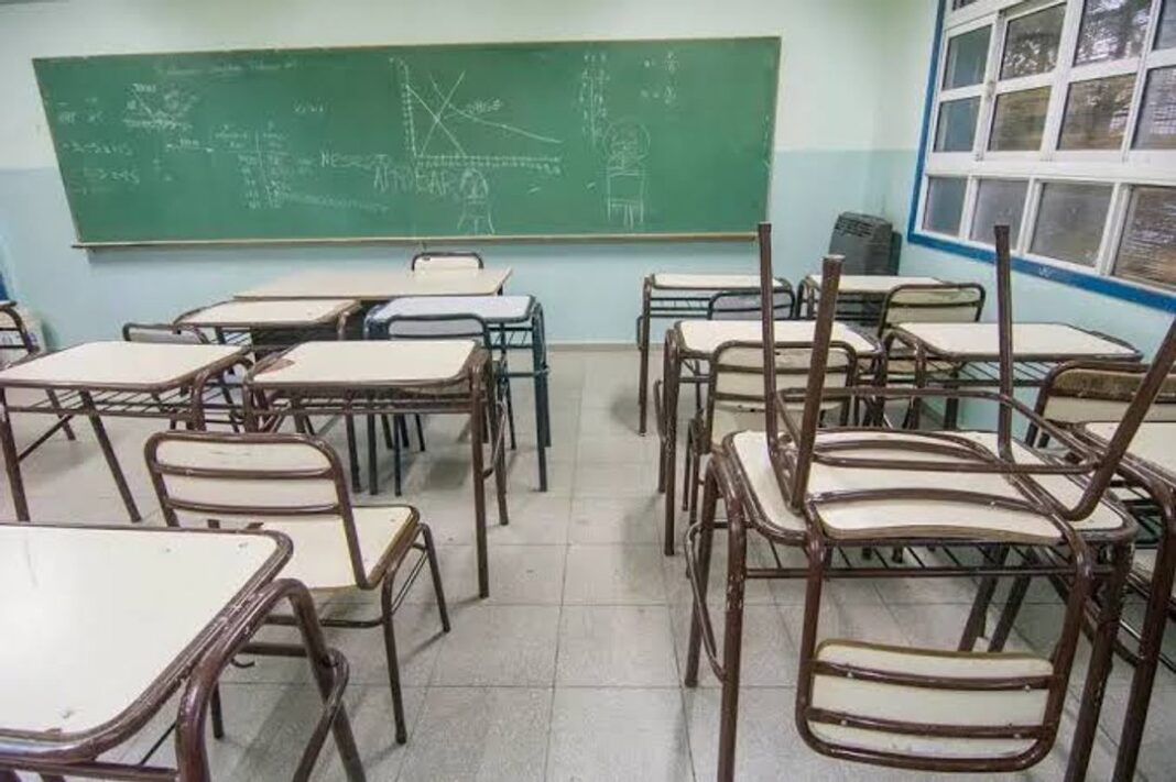 Imagen ilustrativa de un aula escolar vacía