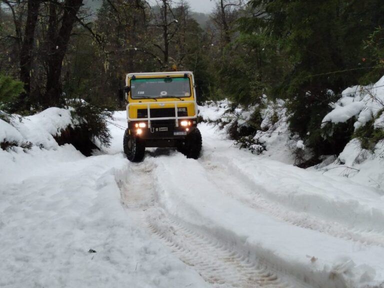 Equipo de rescate abriendo camino con palas en zona nevada del Parque Nacional Nahuel Huapi