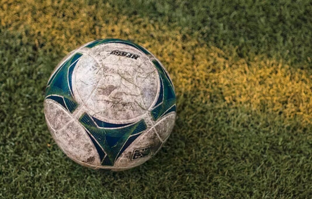 Árbitro de fútbol en un campo de juego