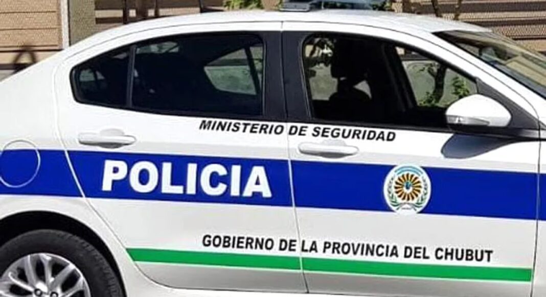 Renault 9 abandonado sin ruedas en Comodoro Rivadavia