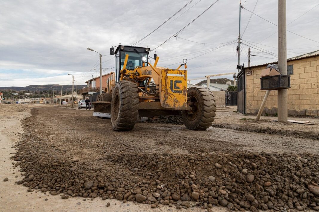 Trabajos de enripiado en calles de Comodoro Rivadavia