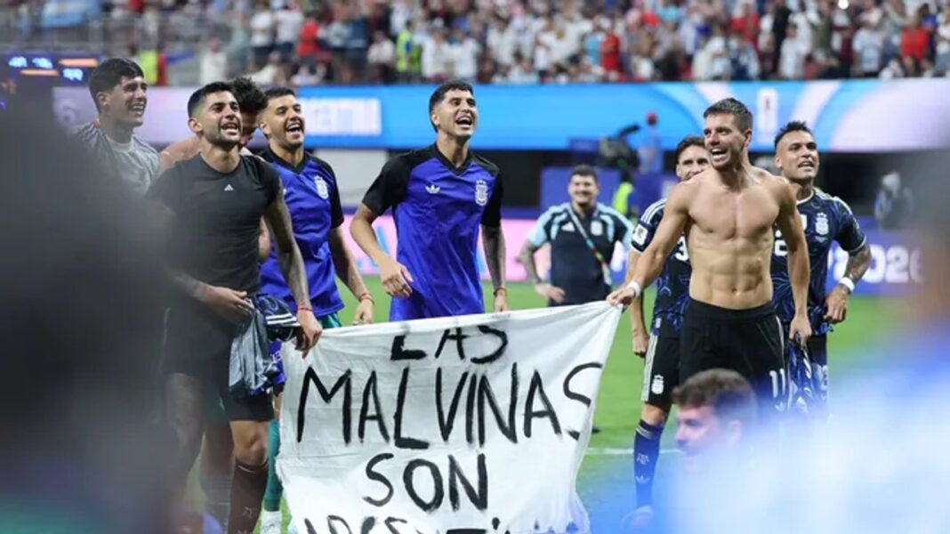 Bandera con la leyenda 'Las Malvinas son argentinas' en manos de jugadores argentinos durante la semifinal del Mundial 2026