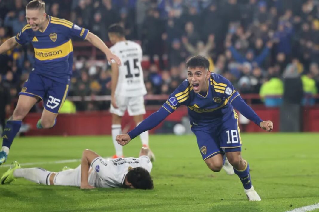 Jugadores de Boca Juniors celebran un gol durante el partido contra Recoleta