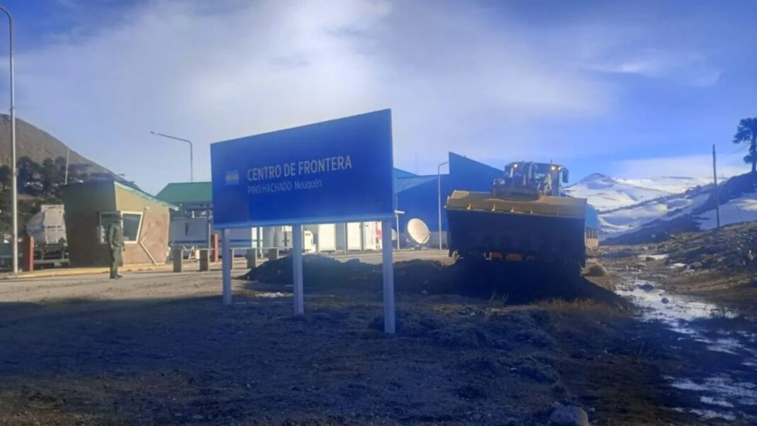 Camión volcado en la Ruta 242 en el sector Loma del Viento