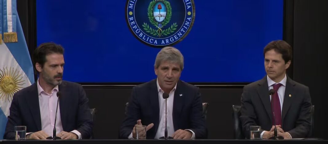 Luis Caputo en conferencia de prensa anunciando el plan de créditos hipotecarios