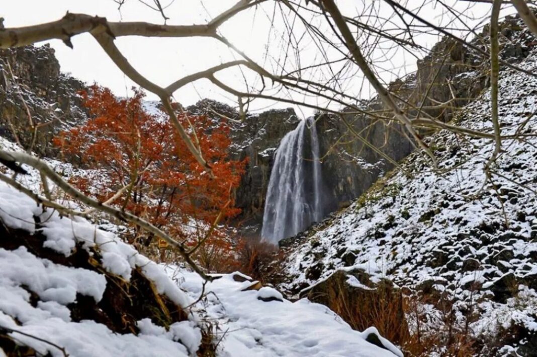 Cascada La Fragua con formaciones de hielo en el Alto Neuquén