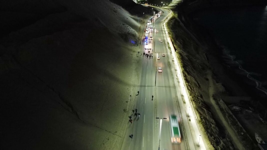 Choferes autoconvocados movilizándose por la Ruta Nacional 3 en Comodoro Rivadavia