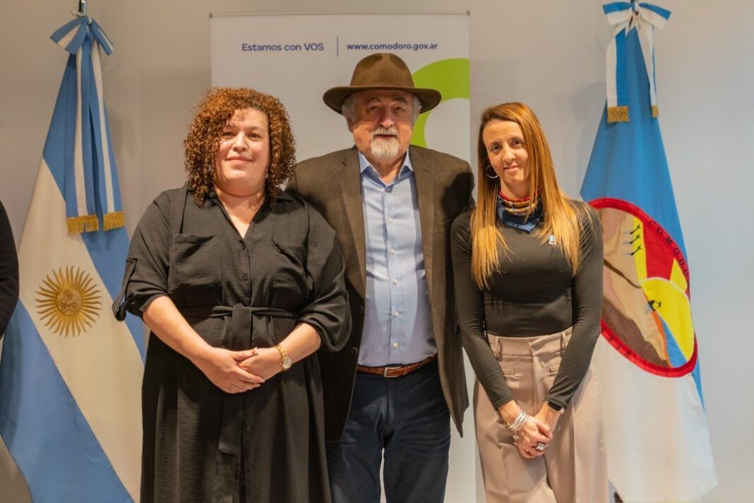 Cintia Juárez y Jordana Mrla junto al intendente Othar Macharashvili en la ceremonia de asunción