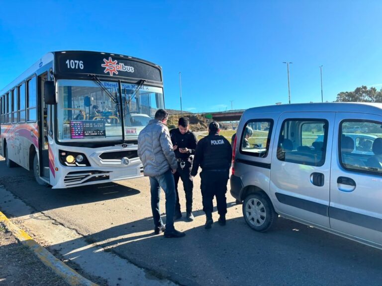 Colectivo de SolBus chocado contra una Kangoo en Comodoro Rivadavia