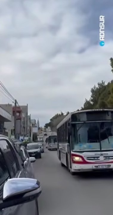 Fila de colectivos de Patagonia Argentina circulando por las calles de Comodoro Rivadavia