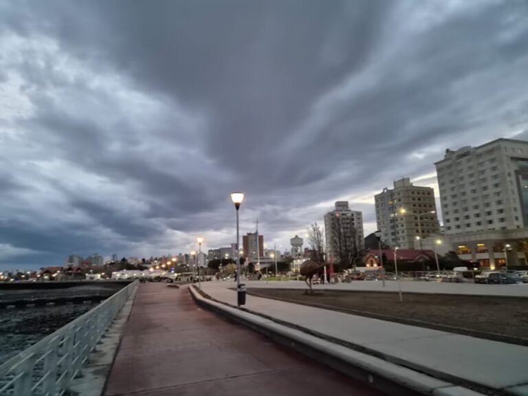 Vista de Comodoro Rivadavia con cielo nublado y viento