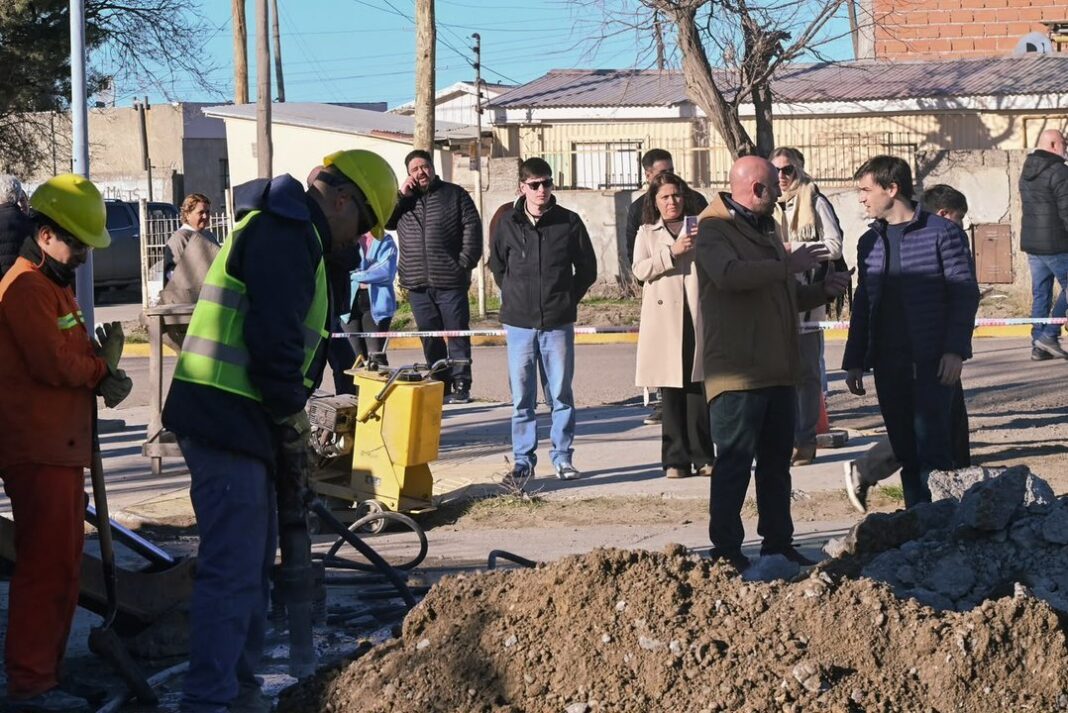 Recorrida del gobernador por la obra del nuevo conducto pluvial en Comodoro Rivadavia