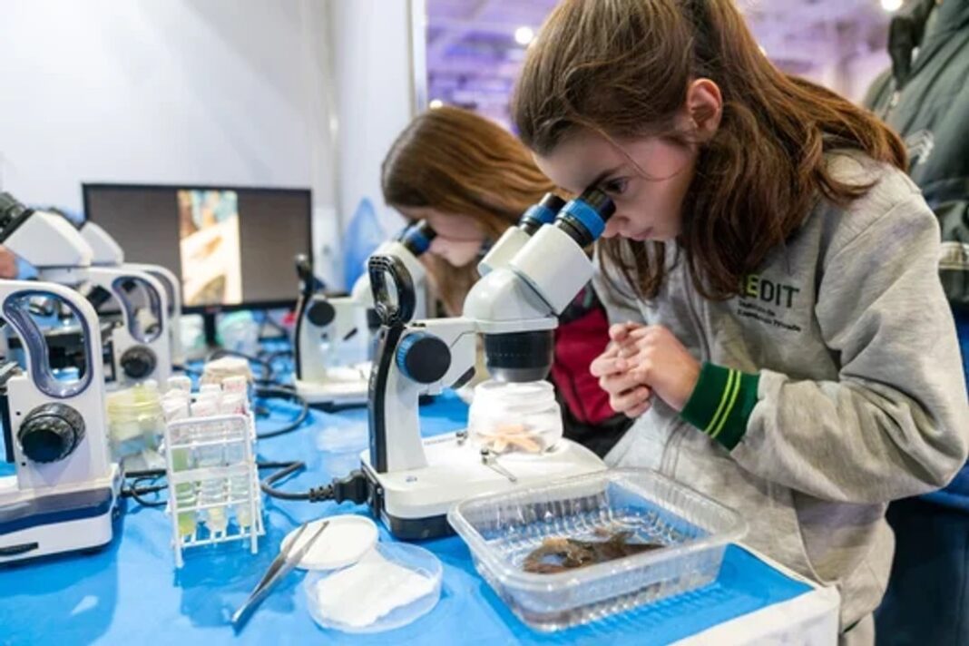Edificio del Predio Ferial de Comodoro Rivadavia durante una muestra educativa