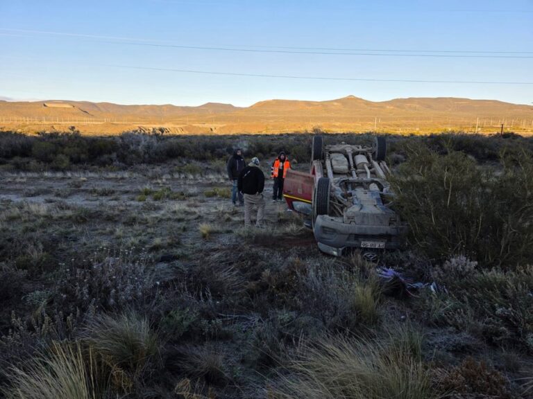 Vehículo volcado en la Ruta Provincial Nº 39 en Comodoro Rivadavia