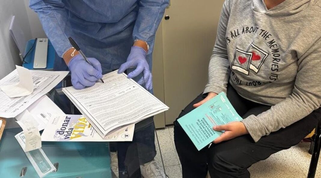 Médico realizando hisopado de mucosa yugal a un paciente para donación de médula ósea