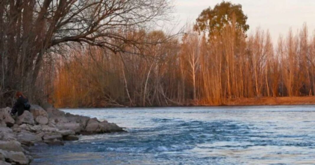 Embalse Piedra del Águila con nivel de agua reducido