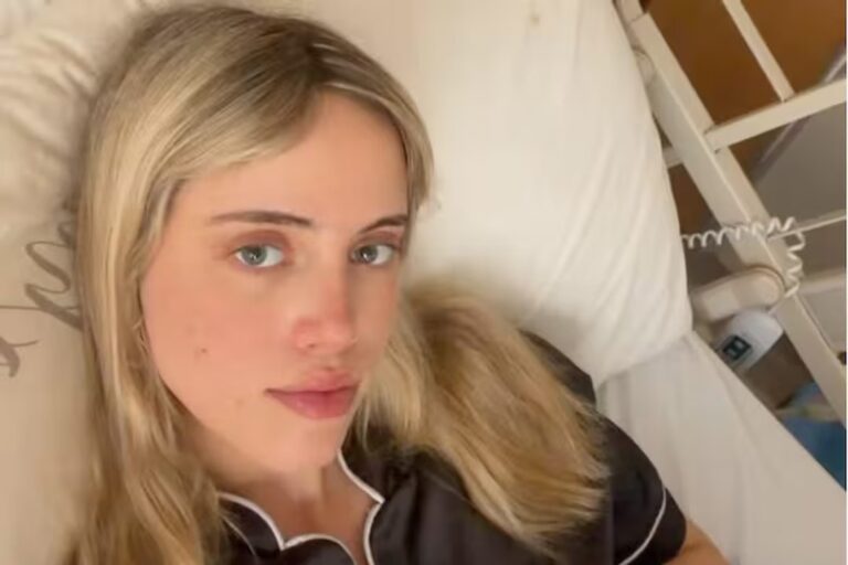 Denisse González en el espejo del baño del sanatorio