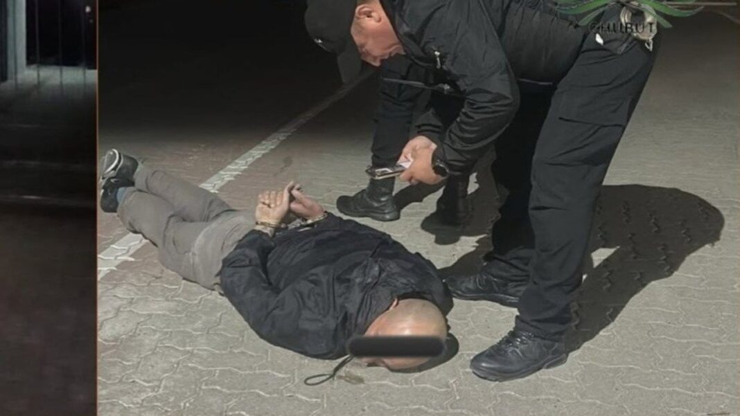 Policía en la escena del intento de robo a la Joyería Lord en Puerto Madryn
