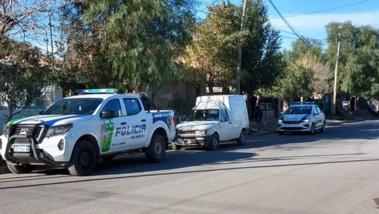 Policía en General Roca durante el operativo