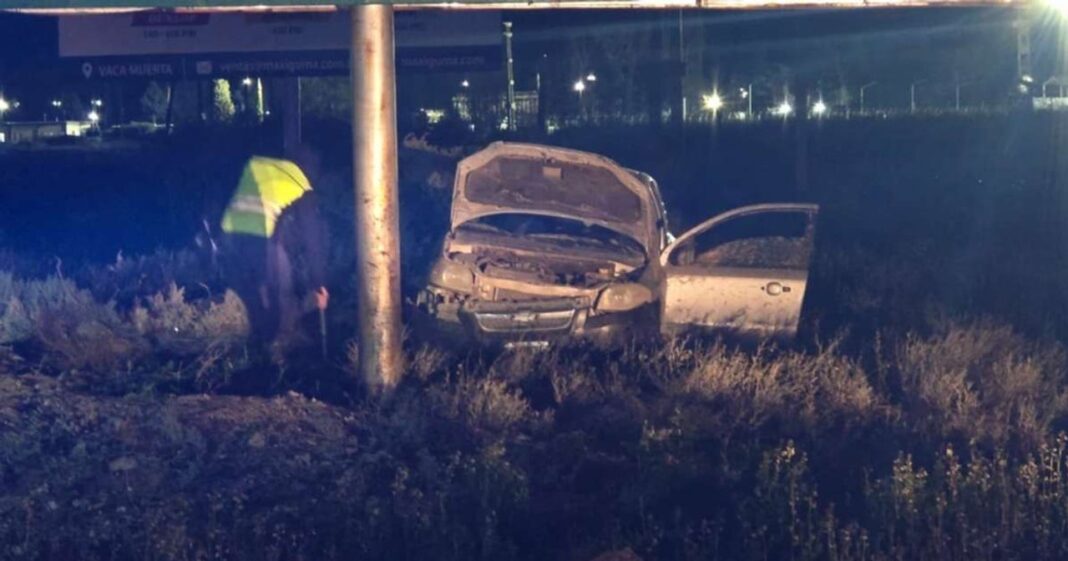 Vuelco de un Chevrolet Aveo en la rotonda de las rutas 51 y 57