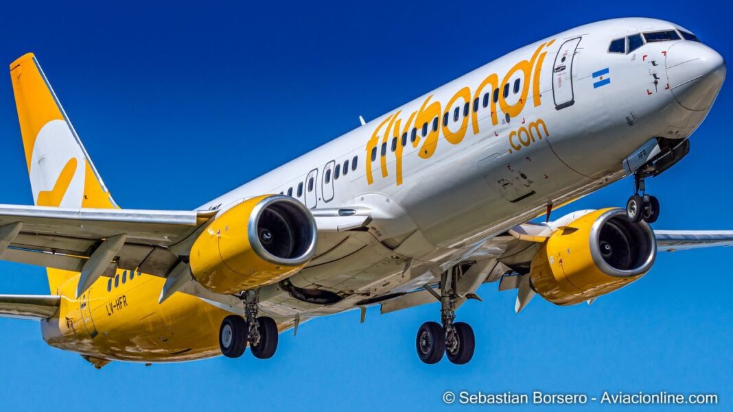 Avión de Flybondi en aeropuerto