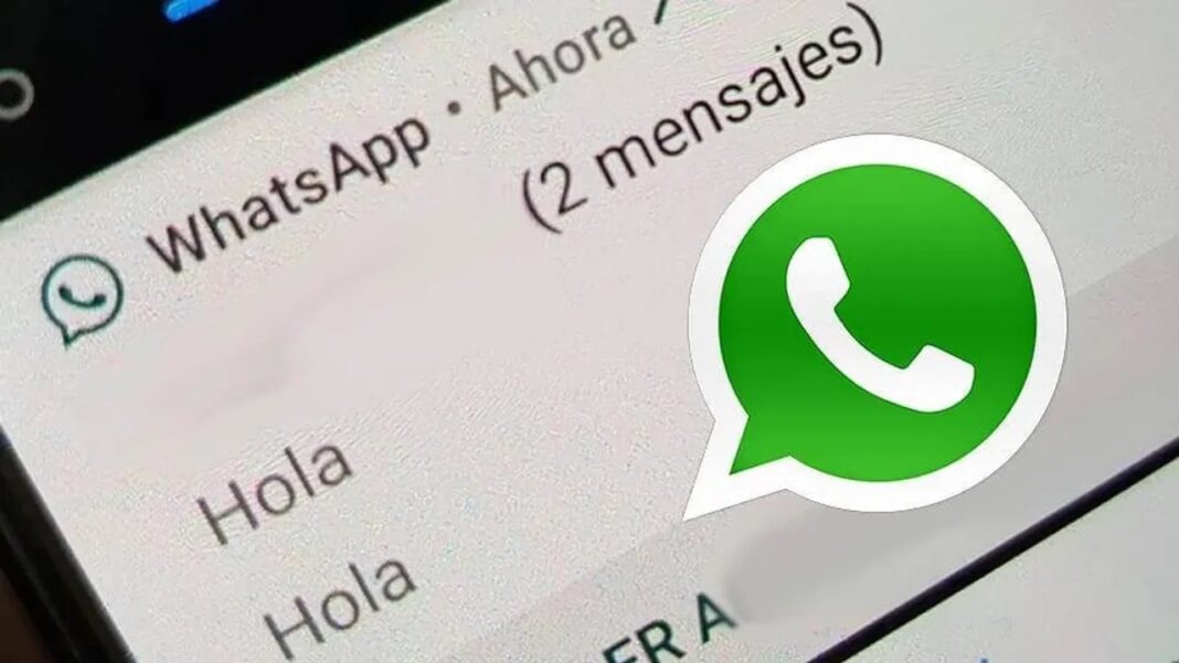 Imagen ilustrativa de una persona mayor usando un teléfono móvil