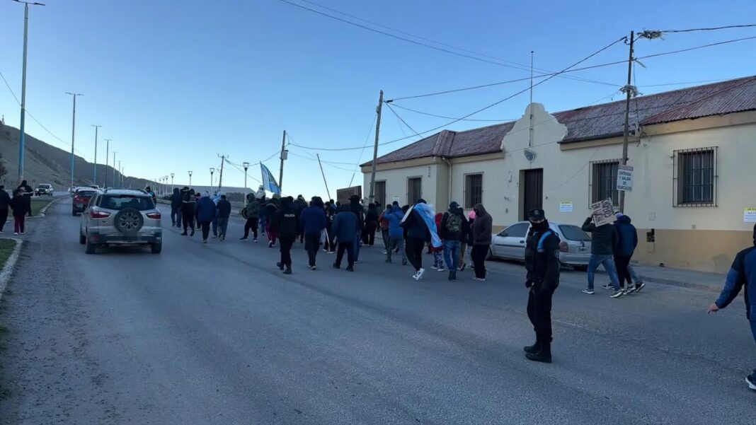 Exchoferes de Patagonia Argentina marchando por Ruta 3 en Comodoro Rivadavia