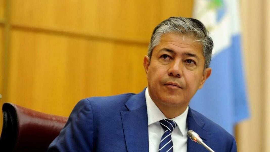 Rolando Figueroa, gobernador de Chubut, en una conferencia de prensa