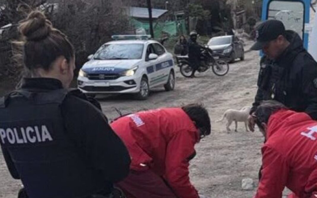Policía científica en la escena del ataque en Esquel