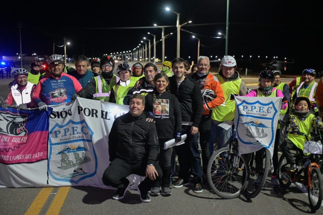 Acto de inauguración de la iluminación en el acceso a Playa Unión