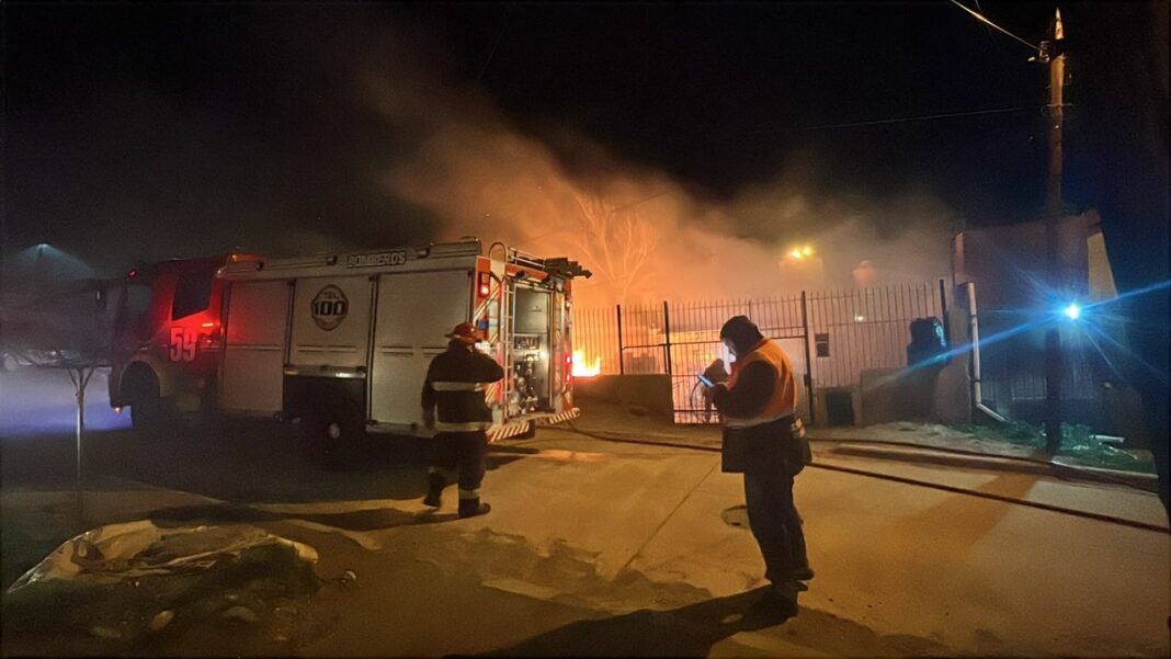 Bomberos trabajando en el incendio de un auto en Comodoro Rivadavia